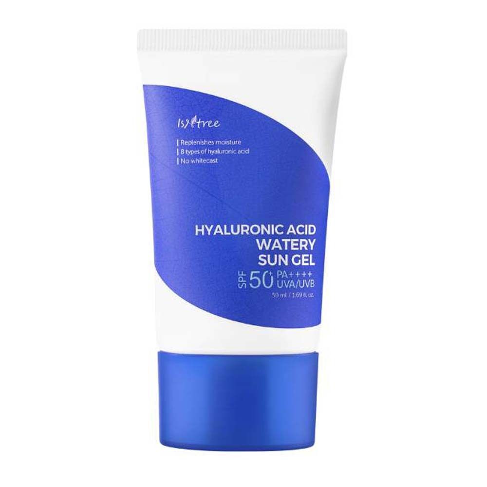 Tube blanche et bleue. Inscription: Hyaluronic Acid Watery Sun Gel SPF50+ PA++++. Marque Isntree.