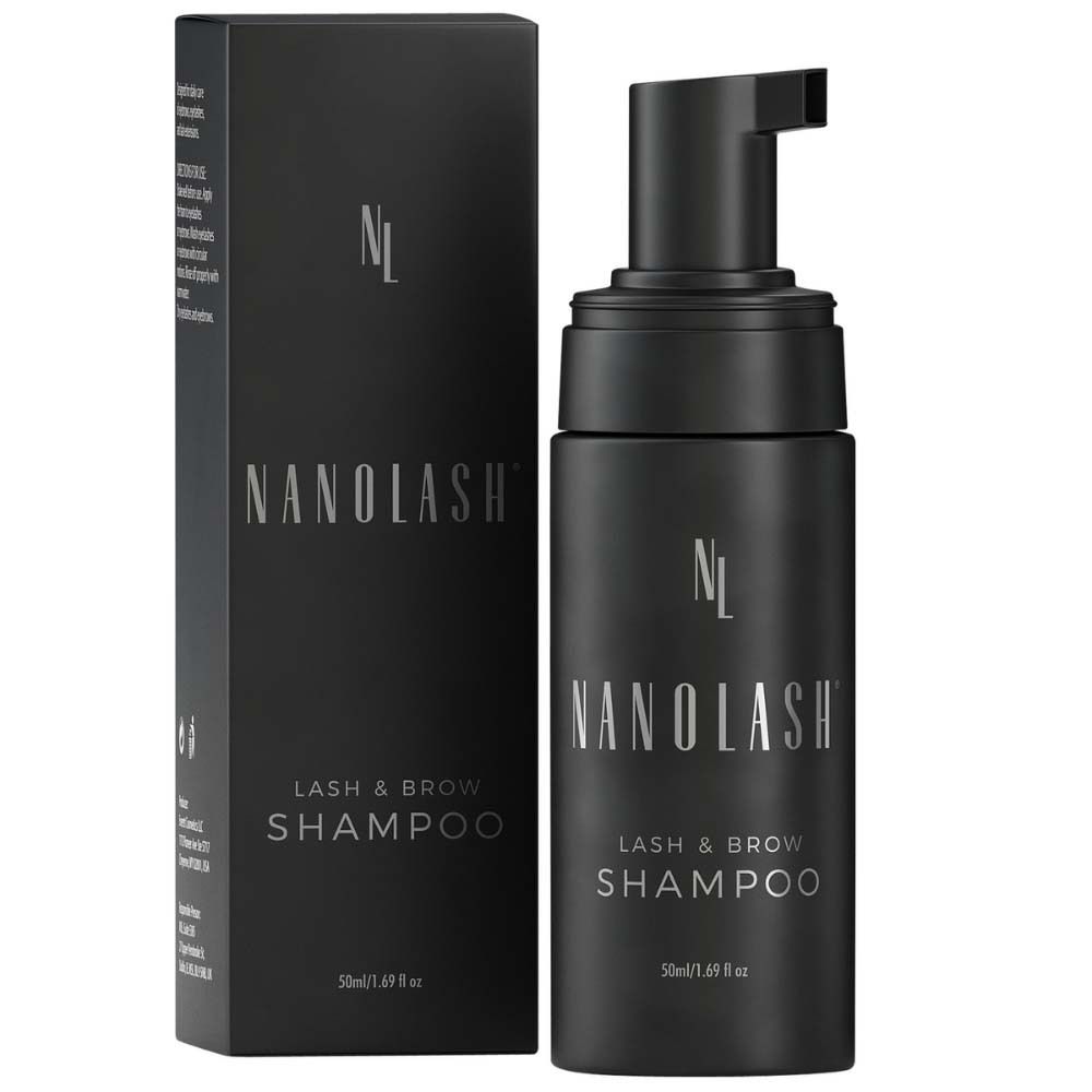 Flacon et emballage noirs avec l'inscription "NANOLASH" et "LASH & BROW SHAMPOO". 50ml/1.69 fl oz.