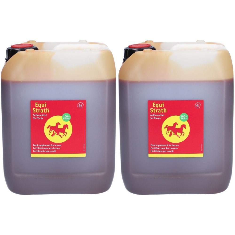 Deux bidons rectangulaires remplis de liquide. Étiquette rouge avec EQUI STRATH et logo de chevaux. Bouchon noir avec fermeture rouge.