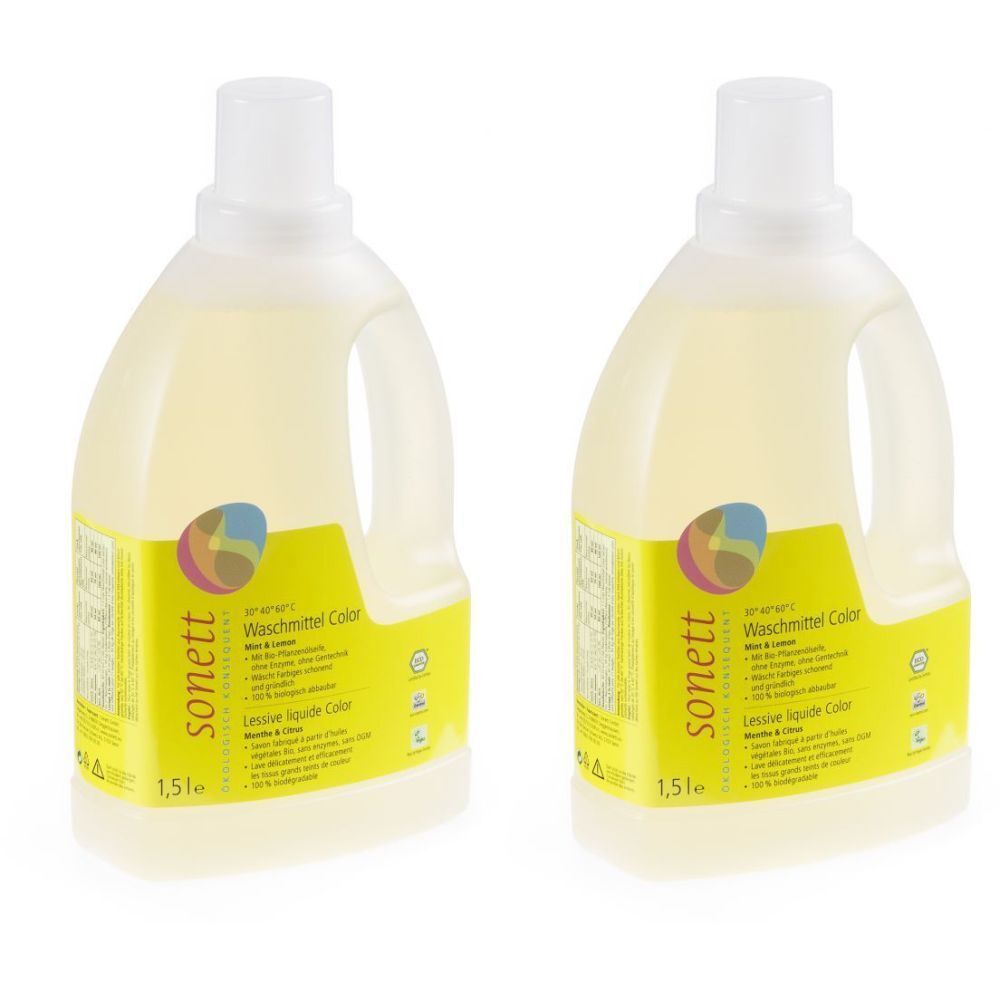 Deux bouteilles de lessive Color. Liquide jaune dans des bouteilles transparentes avec bouchon blanc. Étiquettes avec logo et texte.