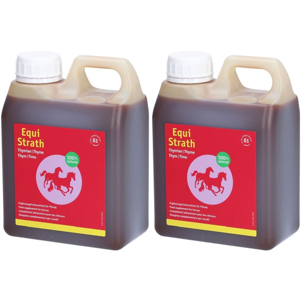 Deux bouteilles de EQUI STRATH Thym Liquide. Étiquettes rouges avec logo et texte. Autocollants verts avec texte. Bouteilles avec poignées et bouchons blancs.