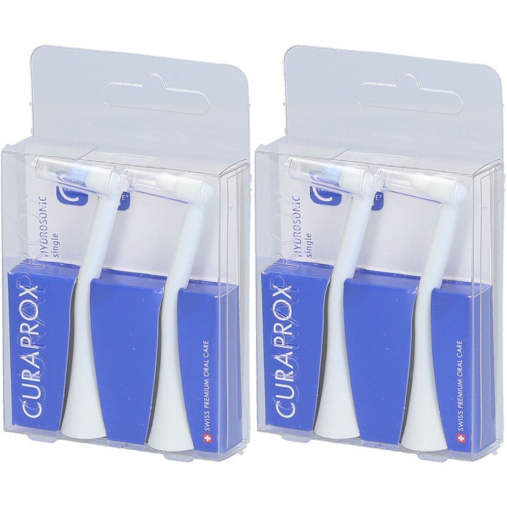 Deux têtes de brosse à dents dans des emballages en plastique transparents. Boîtes bleues avec le logo CURAPROX. Soins bucco-dentaires suisses.