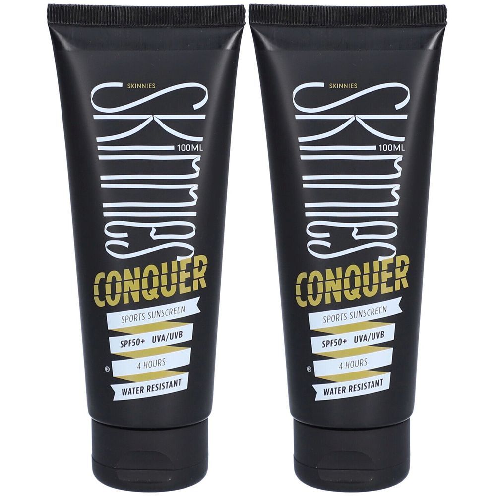 Deux tubes noirs de crème solaire. Inscription: Skinnies Conquer Sports Sunscreen SPF50+ UVA/UVB, résistant à l'eau.