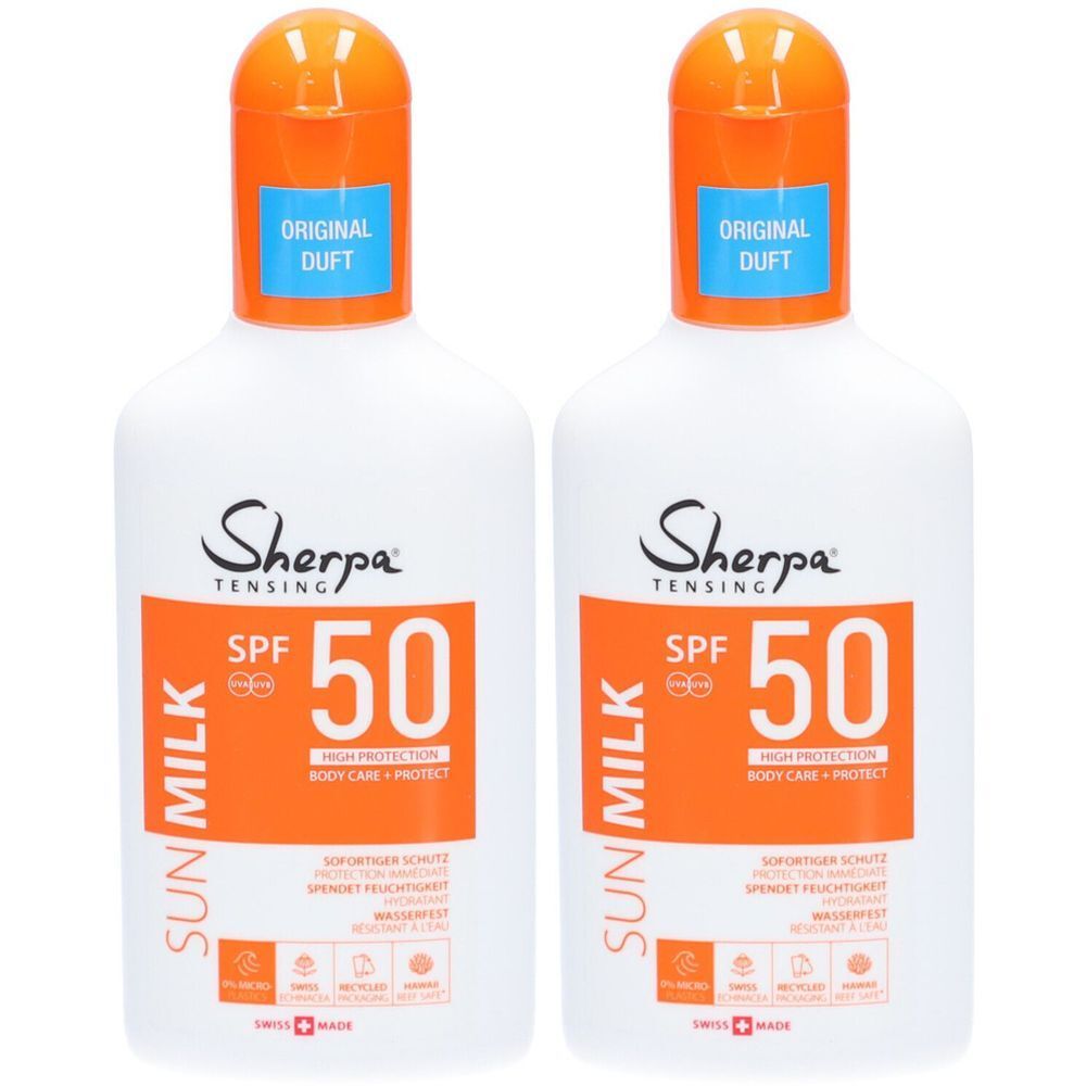 Deux flacons de SHERPA Tensing Körpermilch SPF 50. Flacons blancs avec étiquettes et bouchons orange. Texte: SPF 50, SUN MILK, ORIGINAL DUFT.