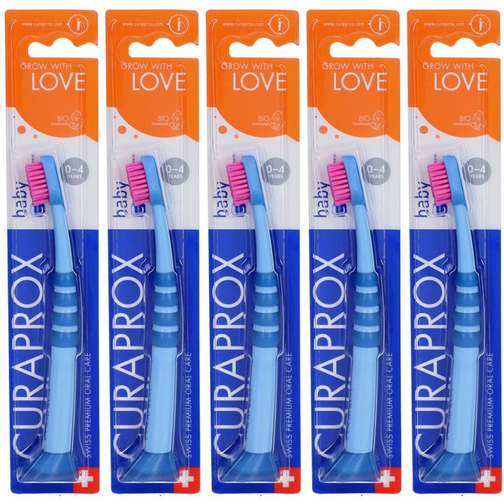 Cinq brosses à dents pour bébés emballées. Manches bleues, poils roses. Marque CURAPROX, âge 0-4 ans. Emballage avec suspension.