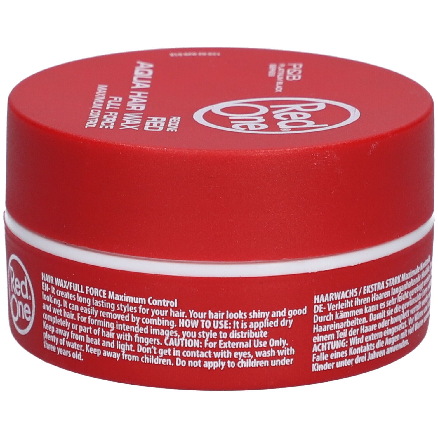 Pot rouge avec bord blanc. Inscription : Red One Aqua Hair Wax Full Force. Logo : Red One. Texte en allemand et anglais.
