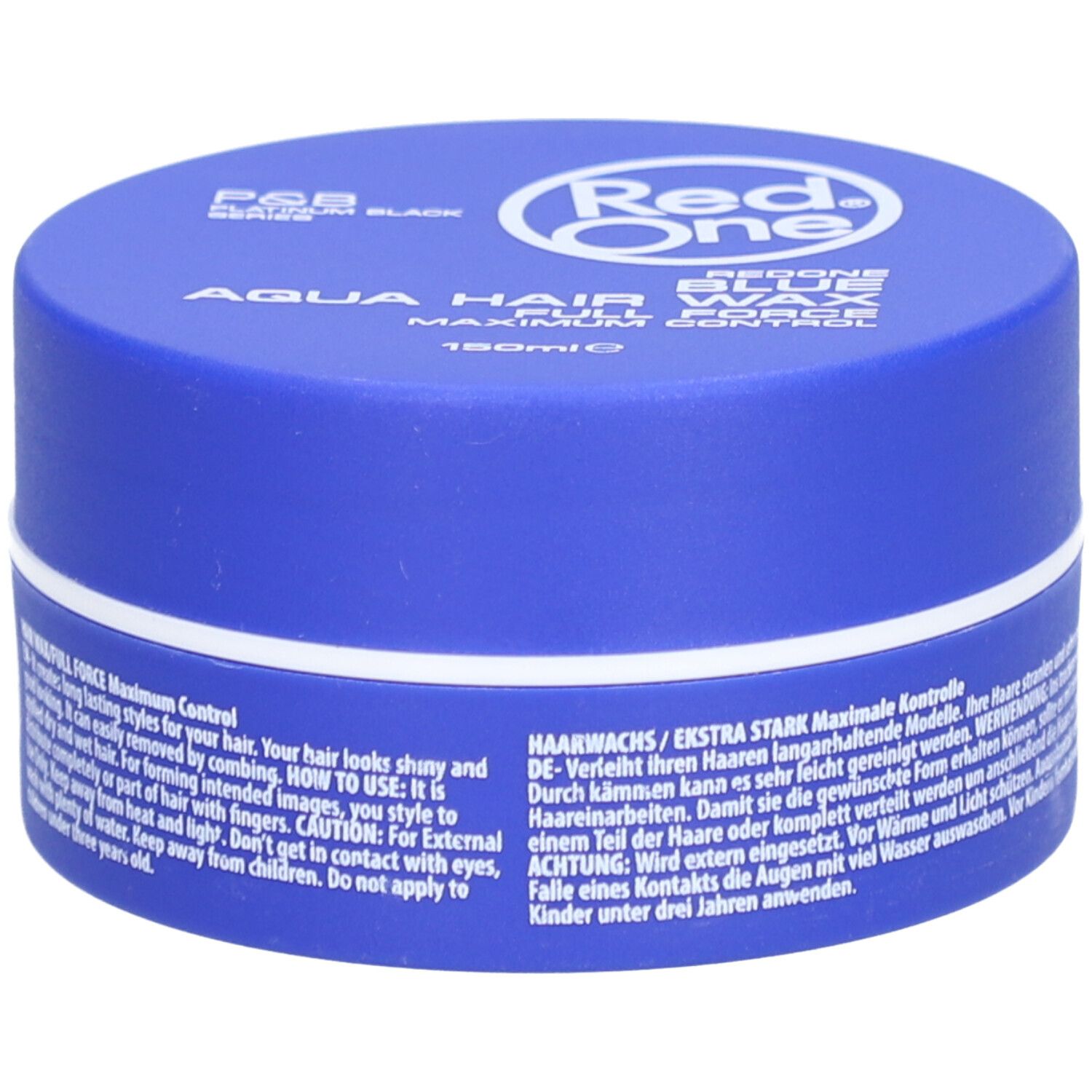 Pot bleu avec couvercle blanc. Inscription: Red One Aqua Hair Wax Blue Maximum Control. Texte en anglais et en allemand.