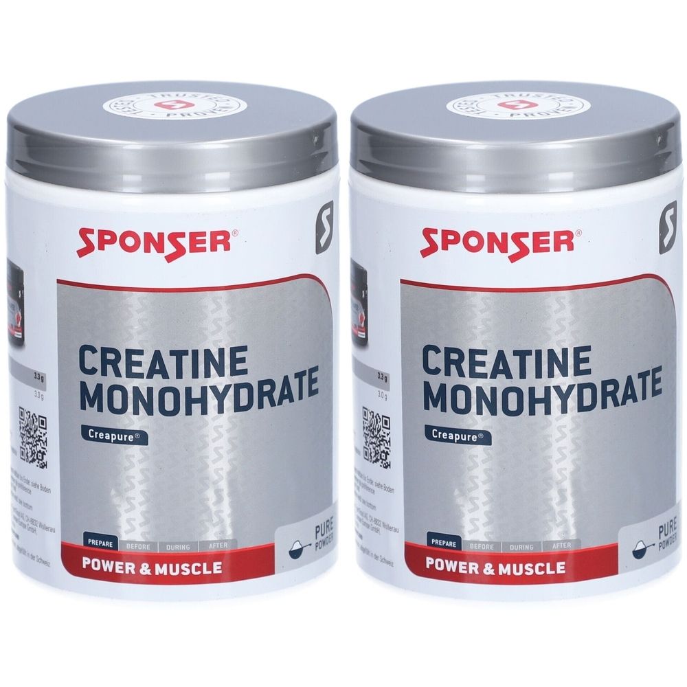 Deux boîtes blanches avec couvercles argentés. Inscription : SPONSER, CREATINE MONOHYDRATE, Creapure, POWER & MUSCLE. Code QR et logo.