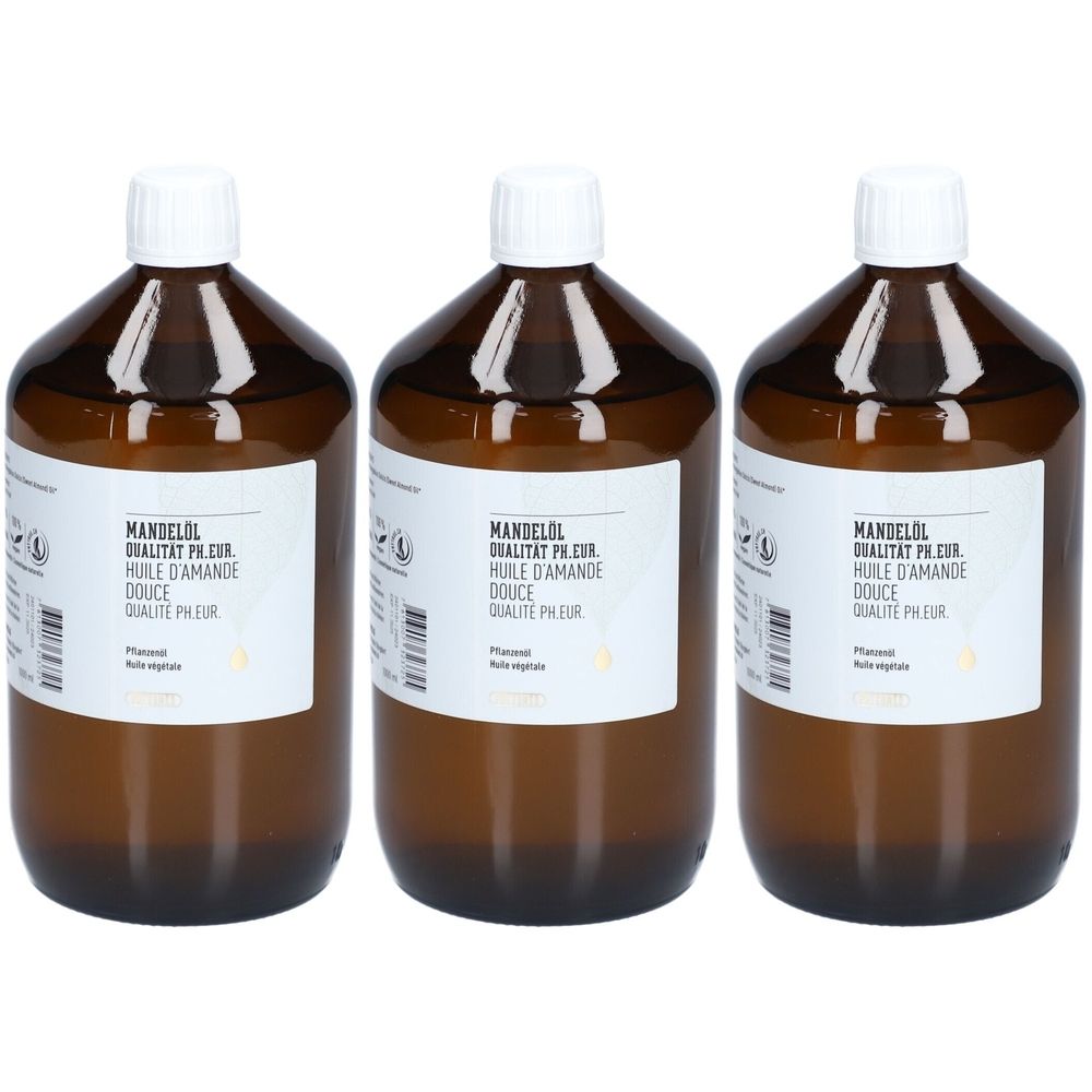 Trois flacons en verre brun avec bouchon blanc et étiquette. Inscription : Mandelöl, Qualité Ph.Eur., Huile d'amande douce.