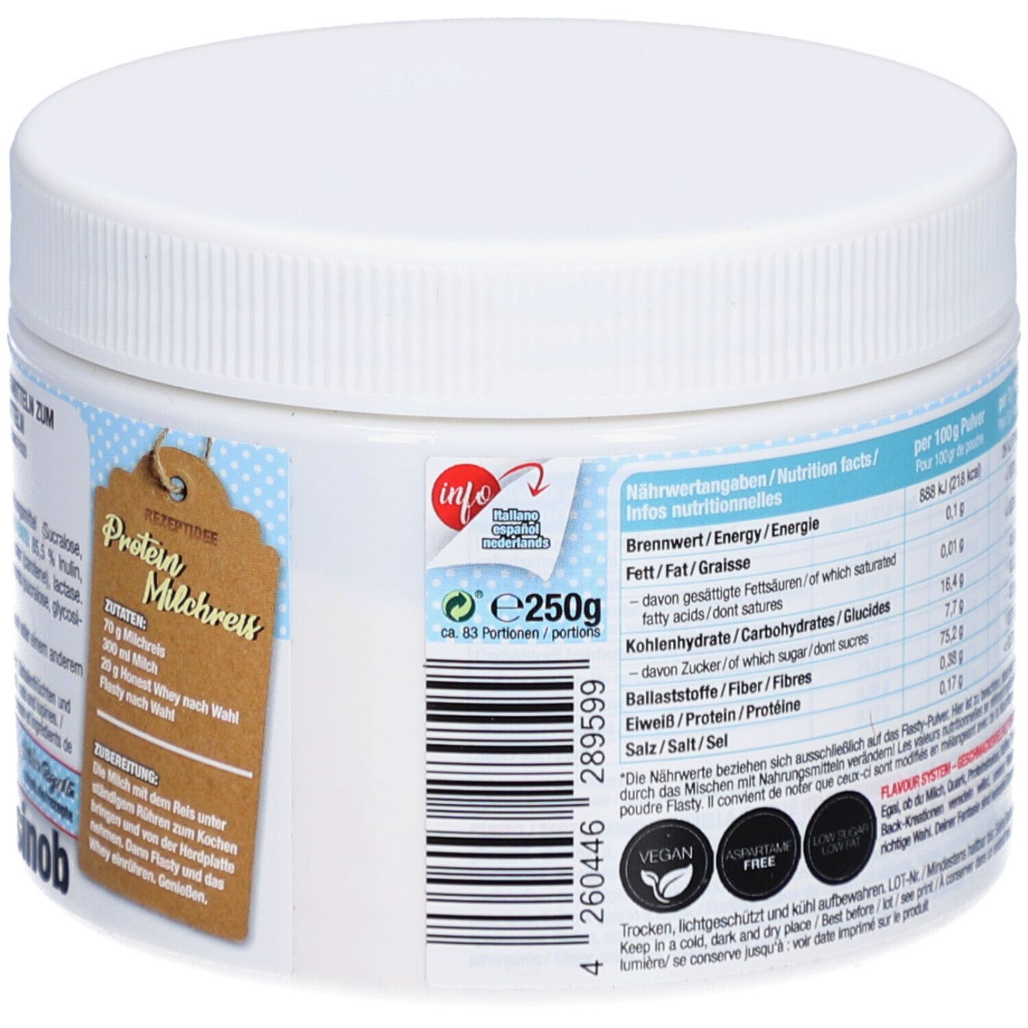 Récipient blanc avec informations nutritionnelles. Inscription "Flasty". Texte : "Protein Milchreis". Logos : Vegan, Sans gluten, Sans sucre.