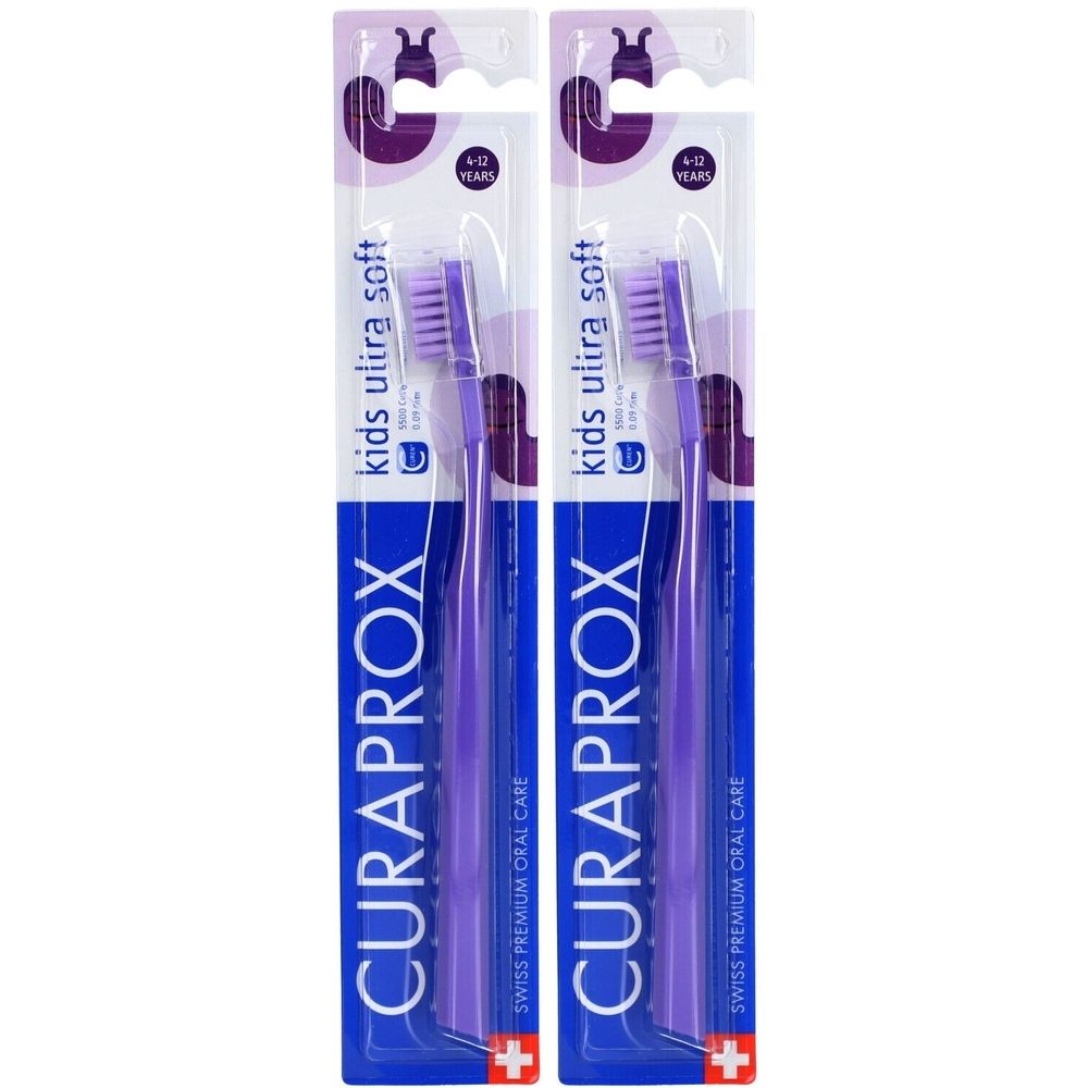 Deux brosses à dents violettes emballées. Inscription : Curaprox, kids ultra soft, Swiss Premium Oral Care. Pour enfants de 4 à 12 ans.