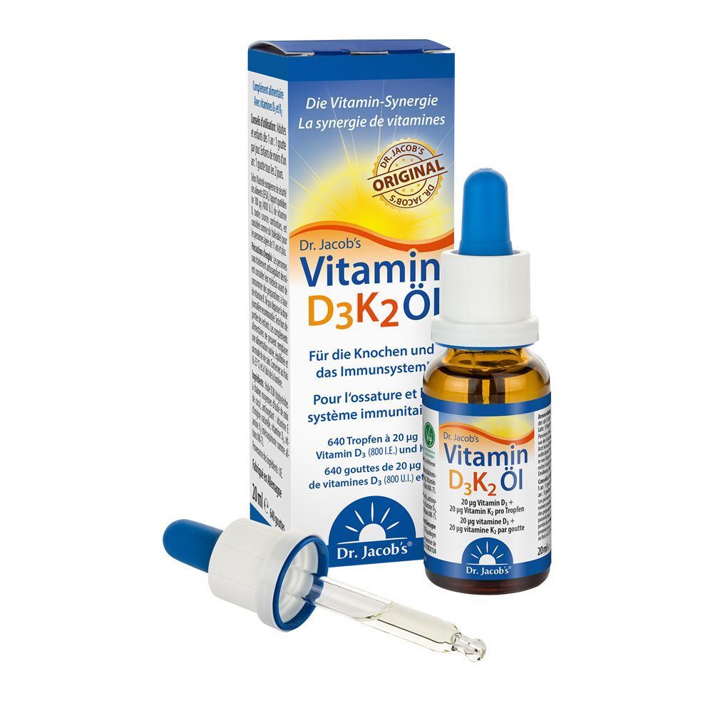 Flacon de produit avec emballage. Flacon avec pipette bleue, à côté une pipette. Sur l'emballage, "Vitamin D3K2 Öl".
