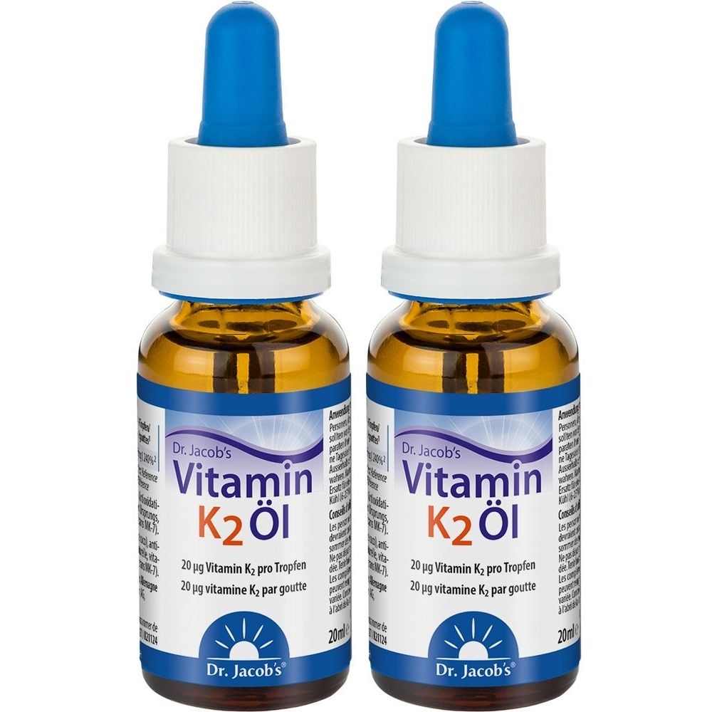 Deux flacons avec pipettes bleues. Les étiquettes indiquent "Vitamin K2 Öl" et "Dr. Jacob's".