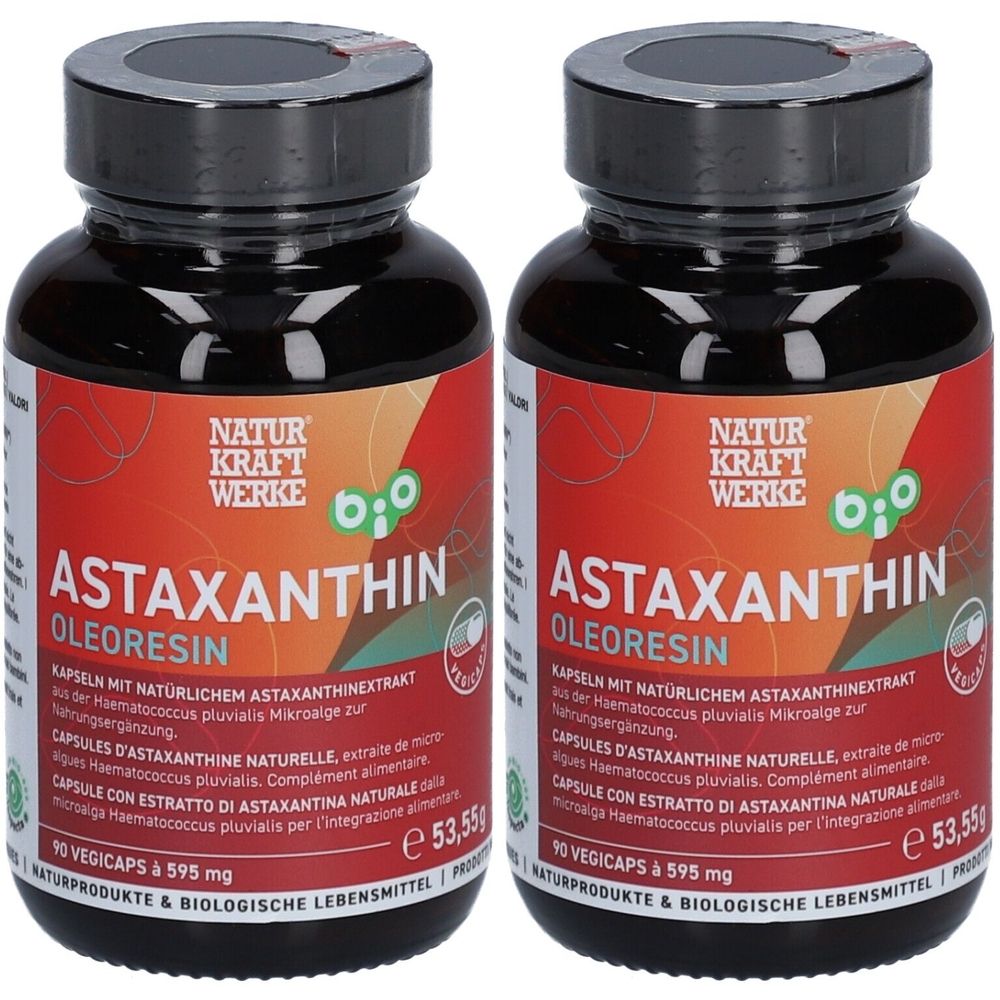 Deux flacons de NATURKRAFTWERKE Astaxanthine Bio. Bouchons noirs, étiquettes rouges avec texte blanc. Contient 90 gélules.