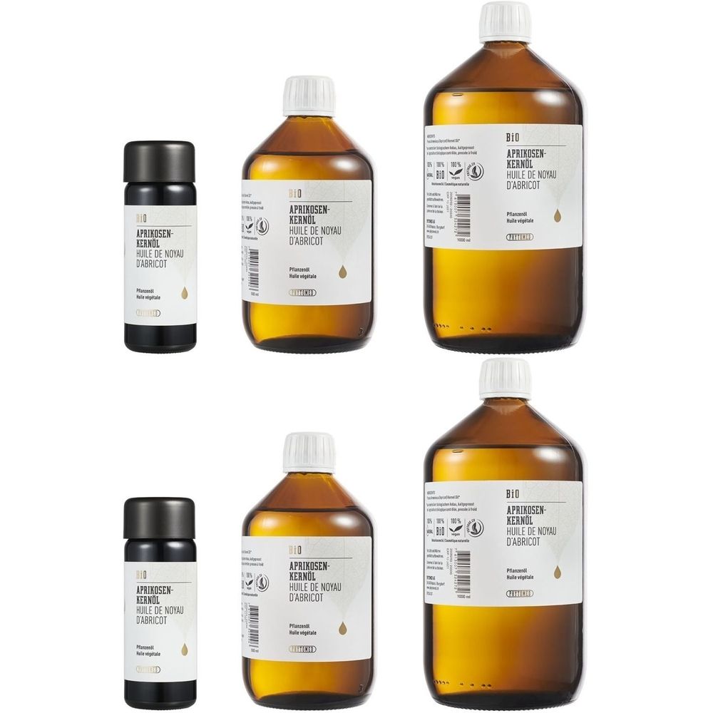 Plusieurs flacons et petites bouteilles étiquetés. Inscription : Bio Huile de Noyau d'Abricot. Bouteille avec liquide brun.