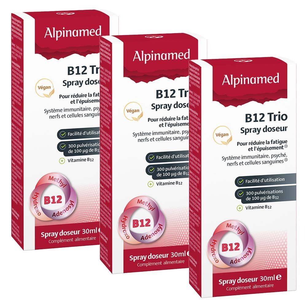 Trois boîtes Alpinamed B12 Trio. Boîtes blanches avec lettrage rouge et blanc. Nom du produit et informations imprimées.