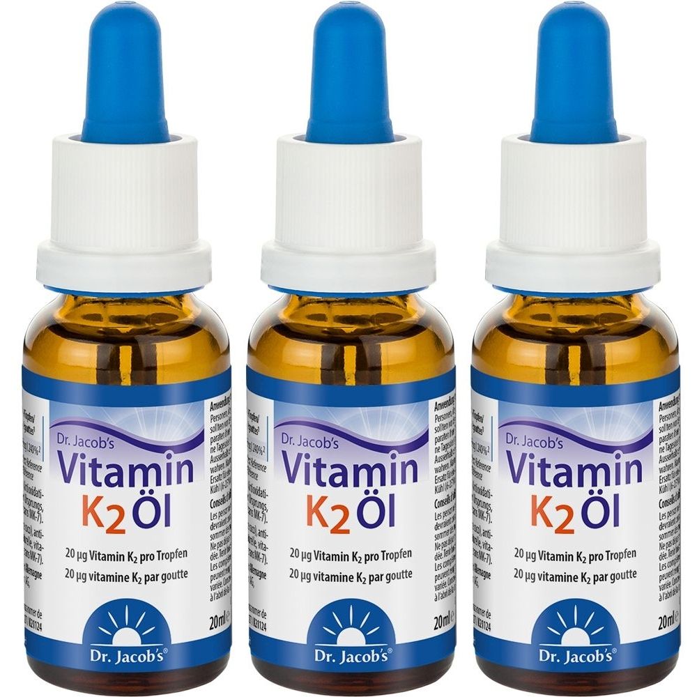 Trois flacons de vitamine K2 en huile. Chaque flacon a un compte-gouttes bleu et une étiquette avec des informations sur le produit. La marque est Dr. Jacob's.