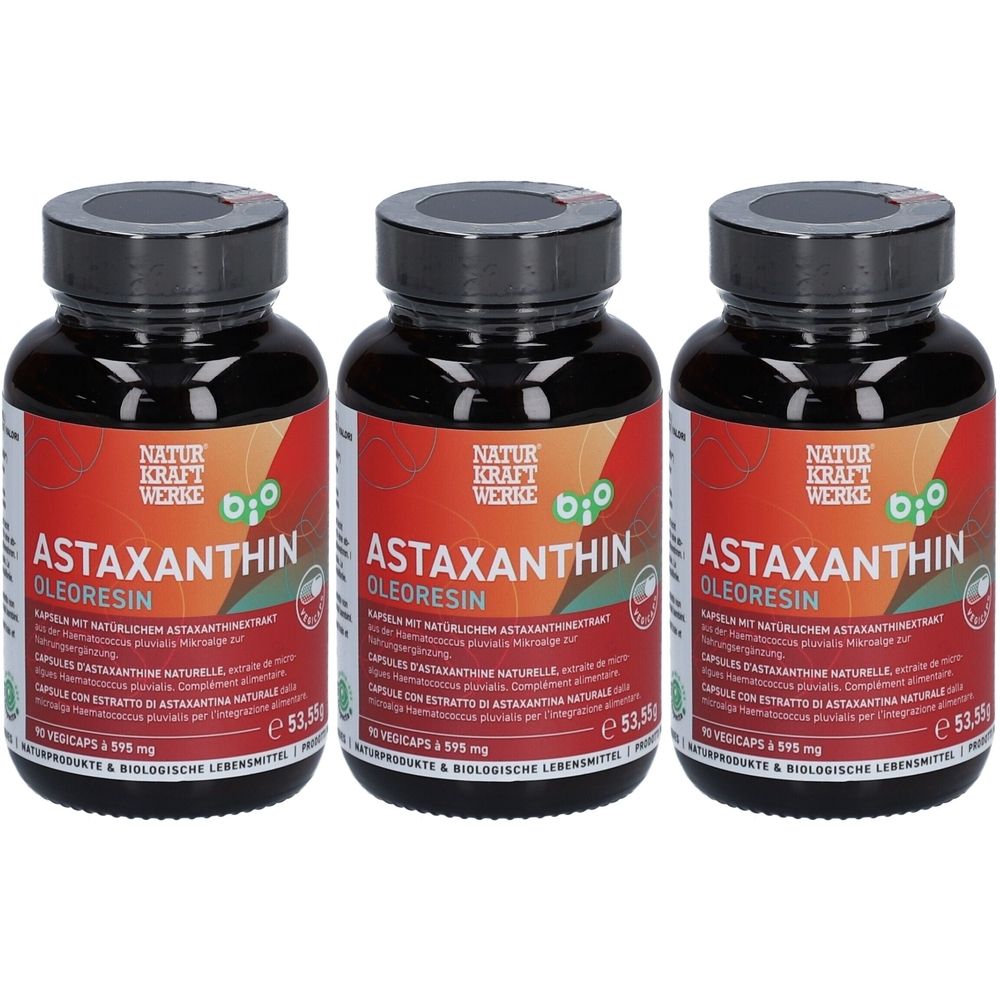 Trois flacons de NATURKRAFTWERKE Astaxanthine Bio. Flacons bruns avec couvercles noirs et étiquettes rouges. Texte : Astaxanthine Oléorésine, label Bio.