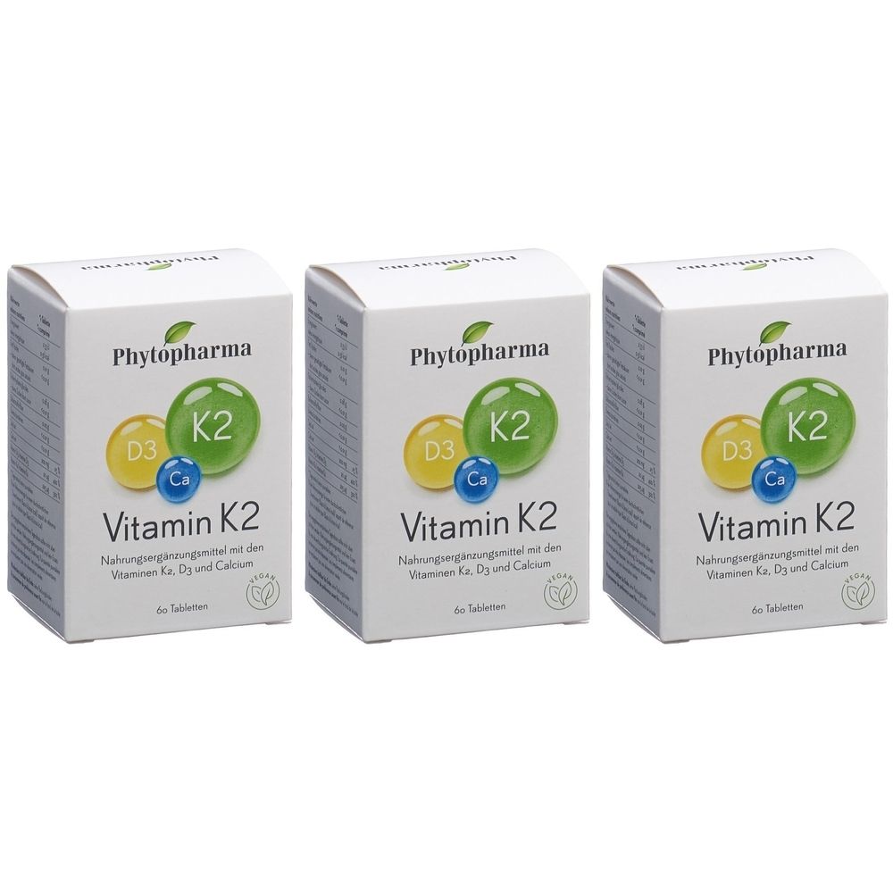 Trois boîtes blanches avec l'inscription Phytopharma, Vitamine K2, D3 et Ca. Chaque boîte présente un cercle vert avec K2.