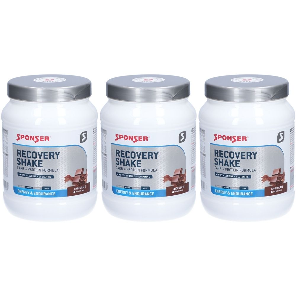 Trois boîtes blanches avec couvercles argentés. Inscription: SPONSER RECOVERY SHAKE, Carb + Protein Formula. Avec image de chocolat.