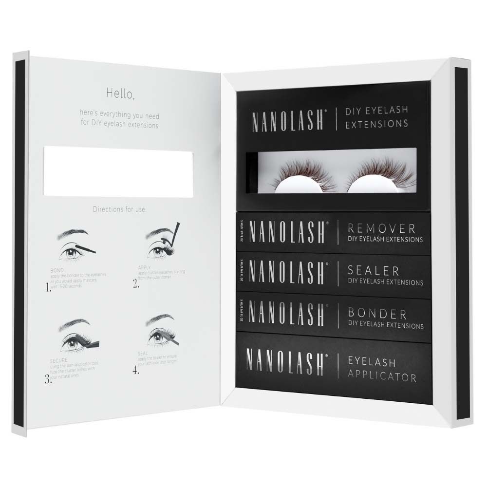 Kit ouvert avec cils, dissolvant, scellant, colle et applicateur. Instructions pour extensions de cils DIY.