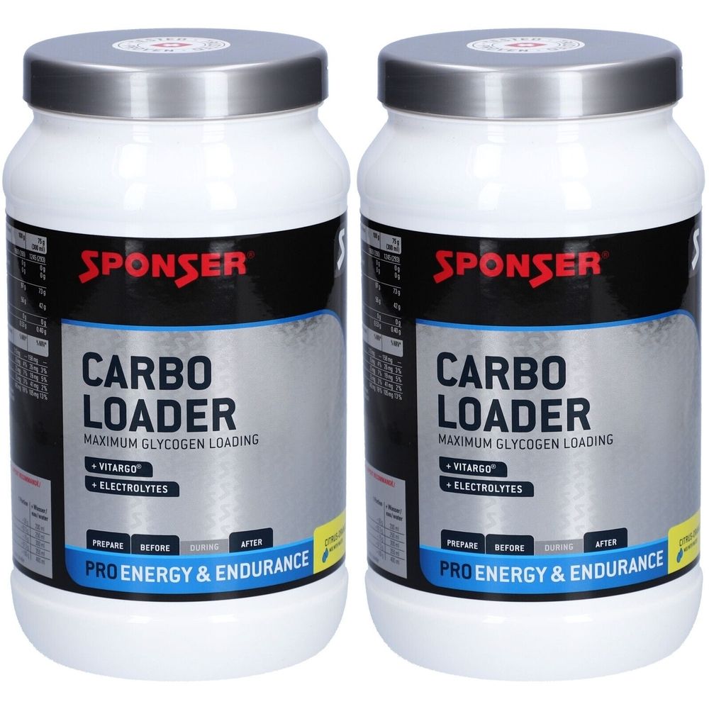 Deux boîtes blanches avec couvercles argentés. L'étiquette noire indique "SPONSER CARBO LOADER". Contient Vitargo et électrolytes. "PRO ENERGY & ENDURANCE".