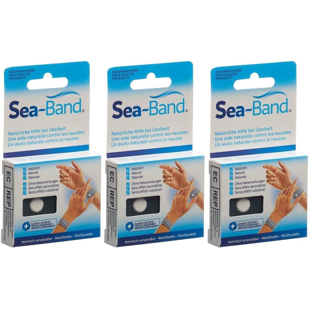 Trois boîtes de Sea-Band. Emballage bleu avec nom et texte du produit. Montre le bracelet sur le poignet.