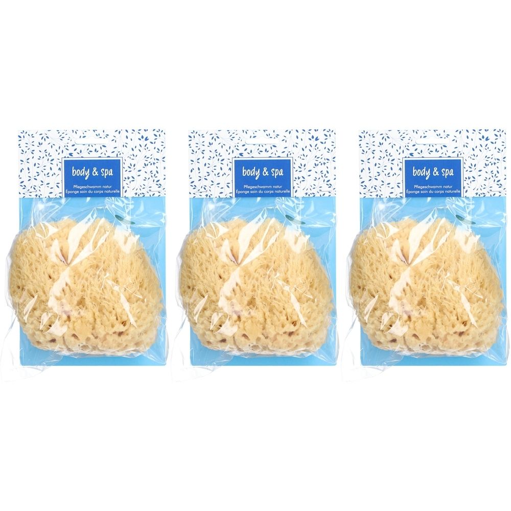 Trois éponges corporelles naturelles emballées. Sur cartes bleues avec logo "body & spa".
