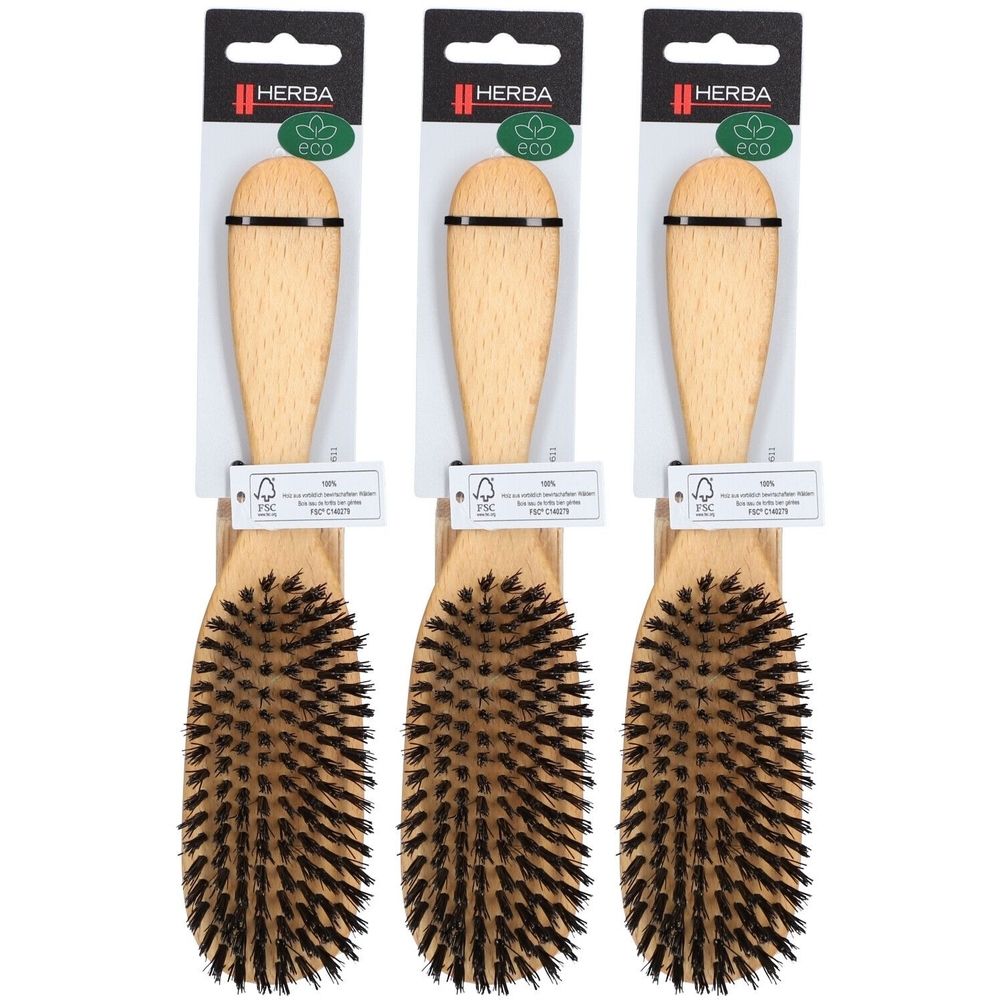 Trois brosses à cheveux ovales avec manche en bois et soies de sanglier. Emballées avec des cartons. Label FSC.