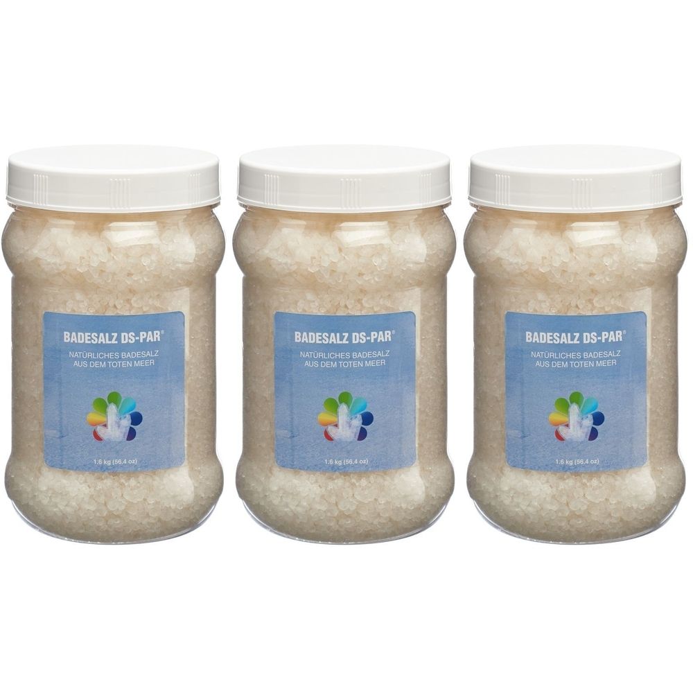 Trois pots de sel de bain. Chaque pot a un couvercle blanc et une étiquette avec du texte. L'étiquette affiche le nom de la marque et les informations sur le produit.