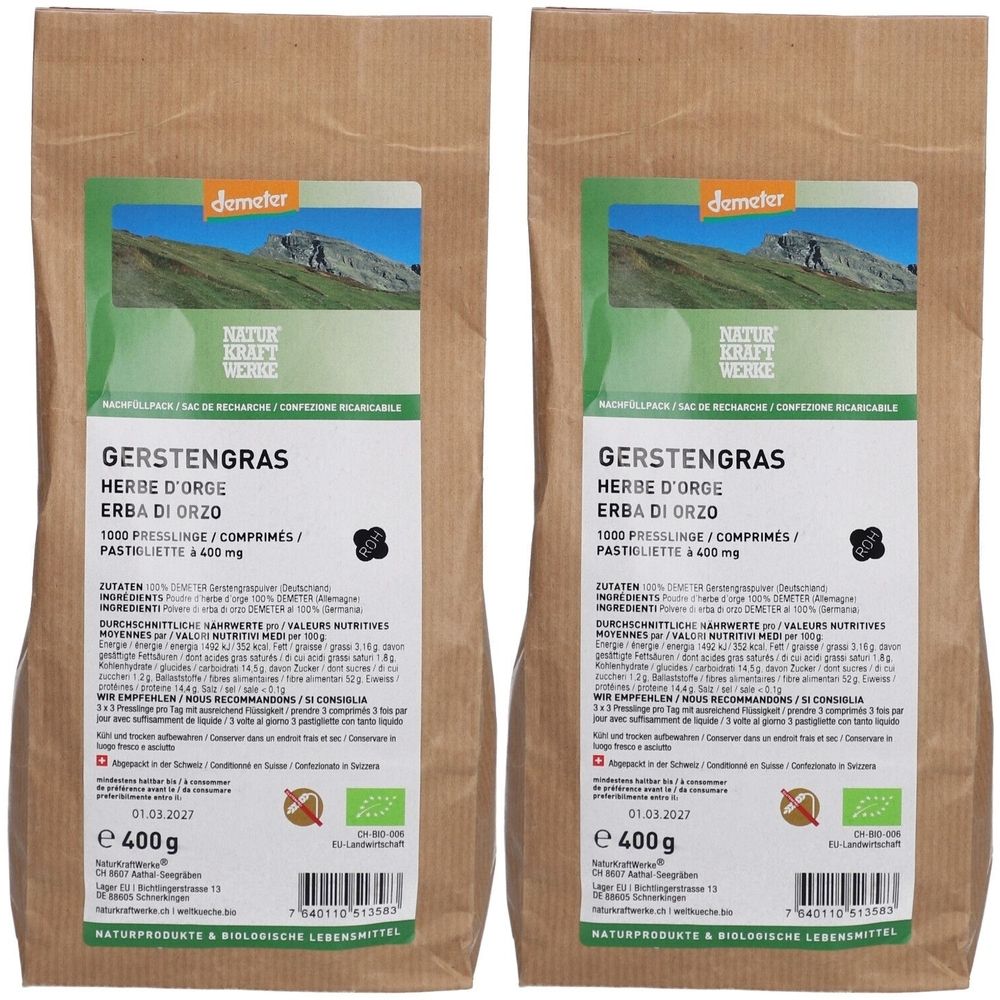 Deux paquets de Gerstengras. Inscriptions : Demeter, Naturkraftwerke, Herbe d'Orge, Erba di Orzo, 1000 comprimés, 400g, label bio.