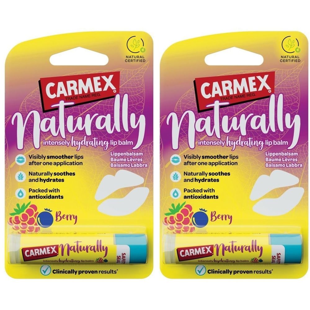 Deux emballages de baume à lèvres CARMEX Naturally. Emballage jaune-violet avec nom du produit et illustration de baies. Stick de baume à lèvres avec bouchon bleu.
