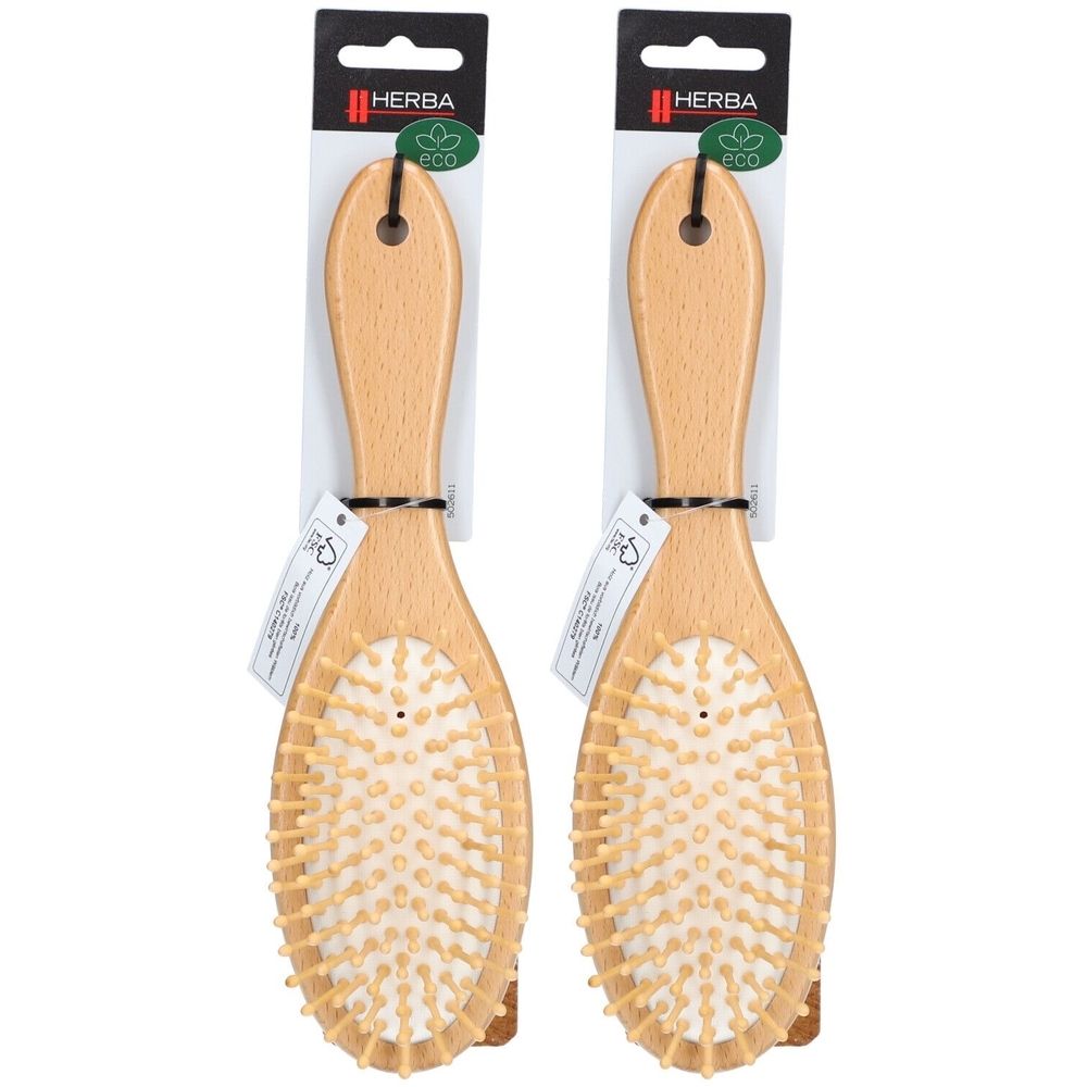Deux brosses ovales en bois avec picots en bois. Bois clair, certification FSC. Accroches noires avec logo et label Eco.