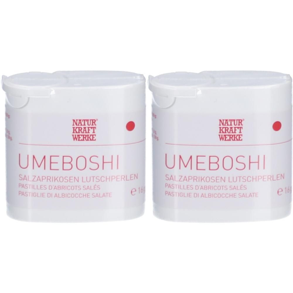 Deux boîtes blanches avec couvercles. Inscription UMEBOSHI, NATUR KRAFT WERKE. Texte : SALZAPRIKOSEN LUTSCHPERLEN, PASTILLES D'ABRICOTS SALÉS, PASTIGLIE DI ALBICOCCHE SALATE.