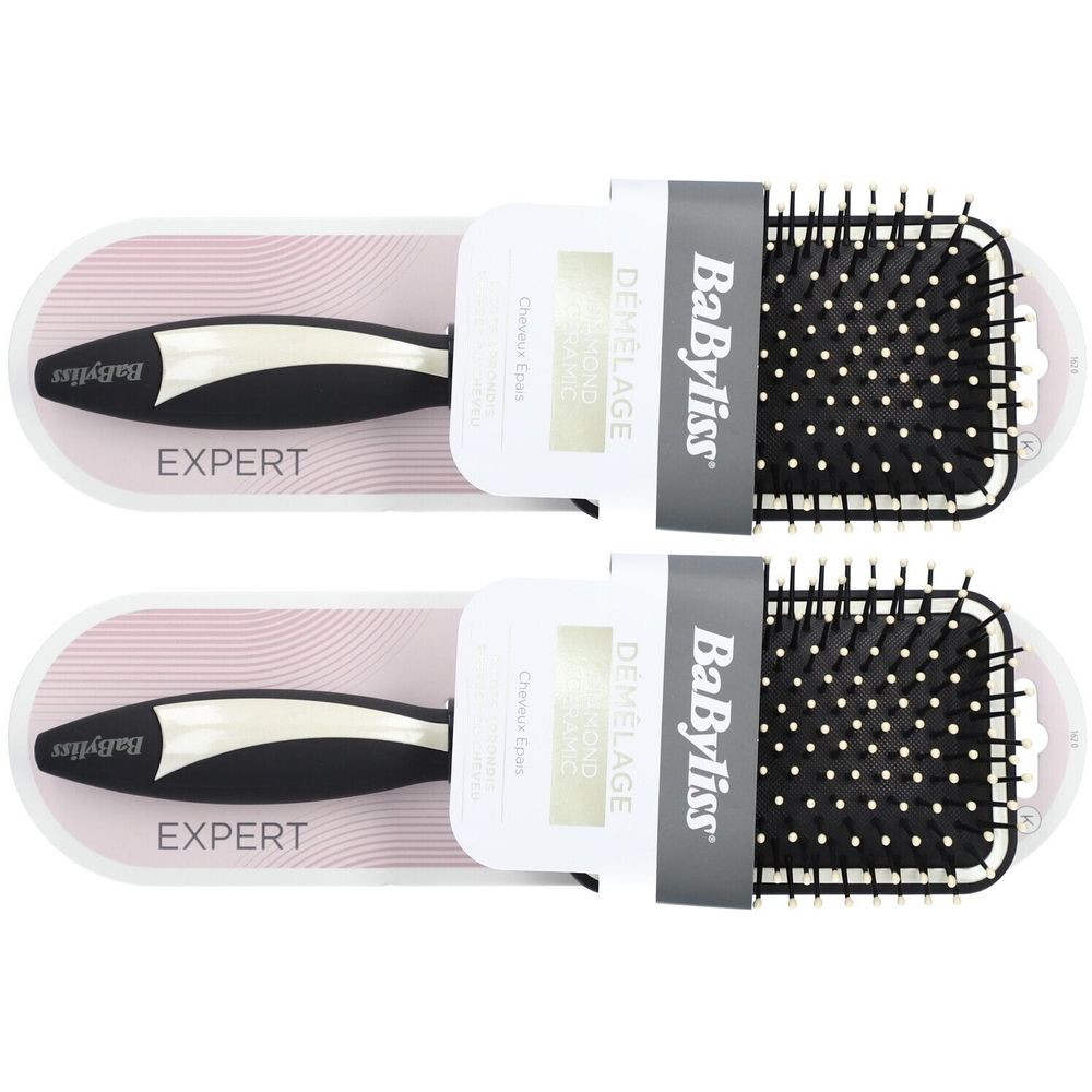 Deux brosses à cheveux BaByliss. Manche noir avec insert argenté, tête de brosse rectangulaire avec picots noirs. Emballage avec nom du produit.