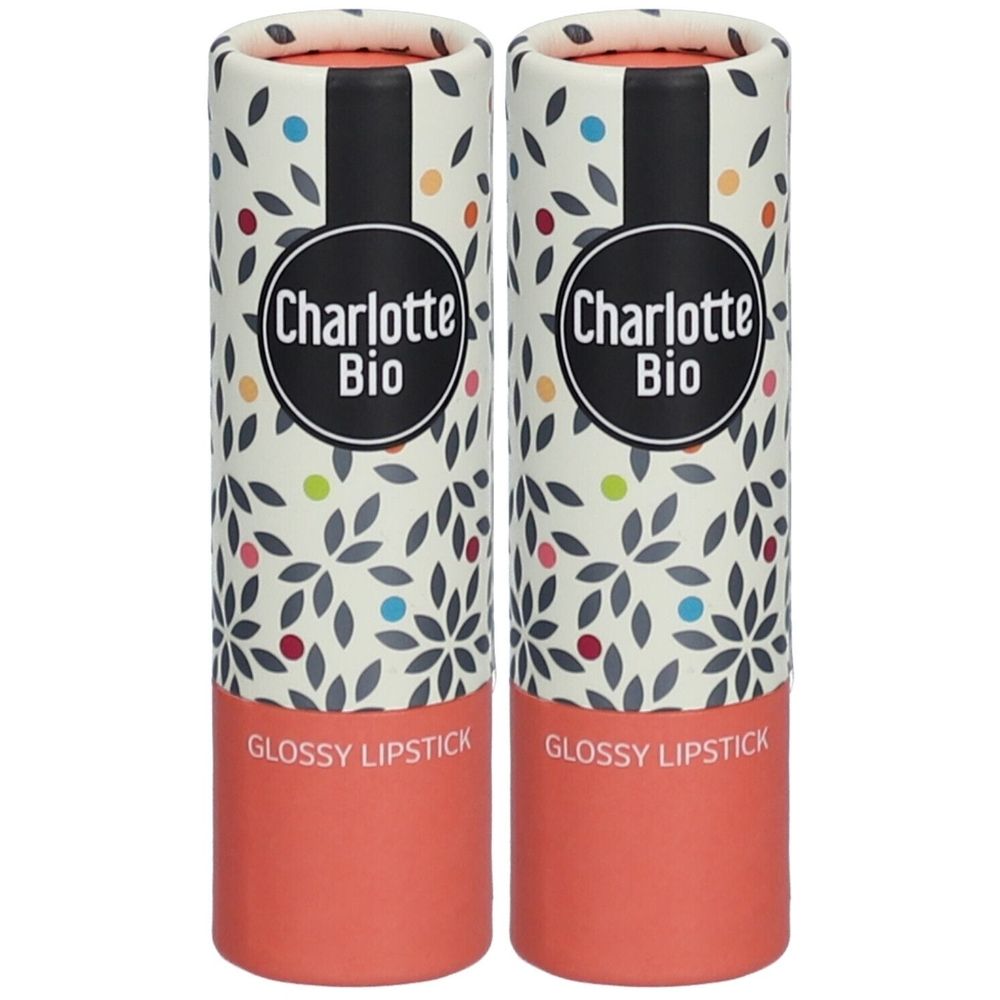 Deux emballages cylindriques de rouge à lèvres. Inscription "Charlotte Bio" et "Glossy Lipstick". Motif floral, base colorée.