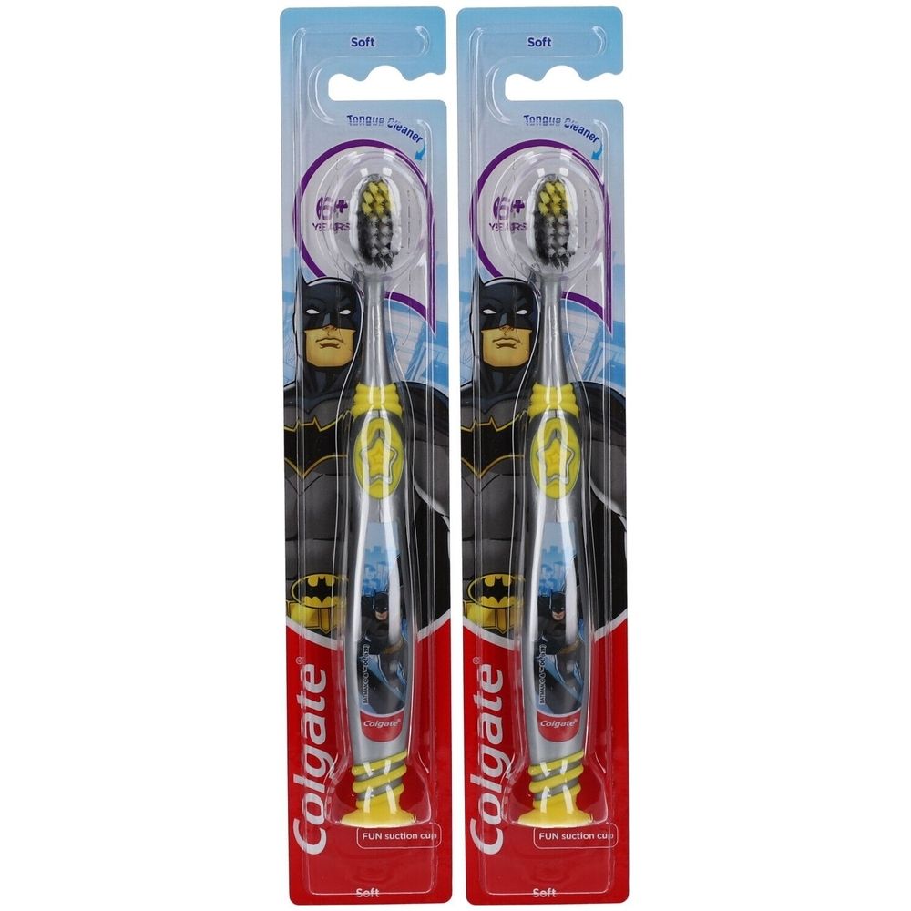 Deux brosses à dents emballées. Soies noires, manche jaune avec motif Batman. Marque Colgate. Pour enfants de 6 ans et plus.