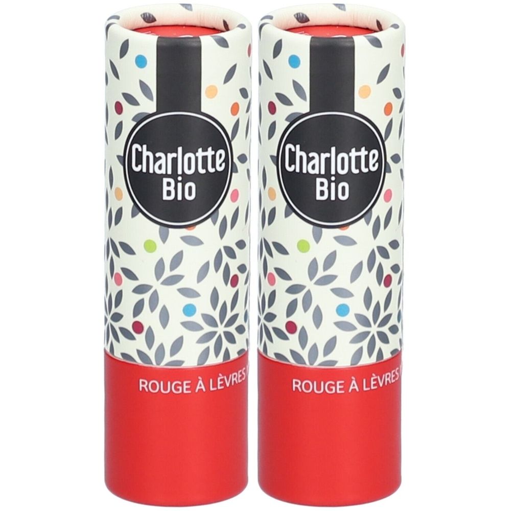 Deux tubes de rouge à lèvres cylindriques. Inscription "Charlotte Bio" et "Rouge à Lèvres". Emballage à motifs floraux et bases rouges.