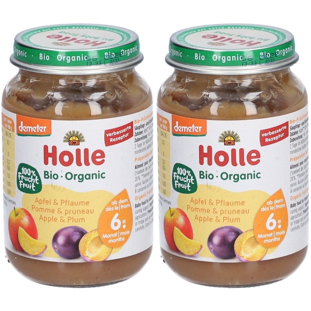 Deux pots de purée pour bébé Holle Bio-Organic Pomme & pruneau. Pots avec couvercles verts et étiquettes avec informations et illustrations de fruits.