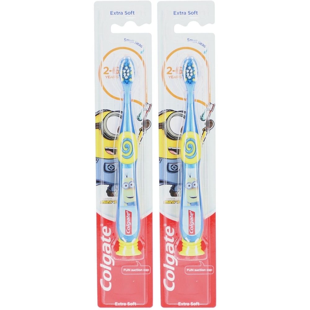 Deux brosses à dents pour enfants. Soies bleues, manche jaune avec motif Minion. Marque : Colgate. Emballage avec suspension.