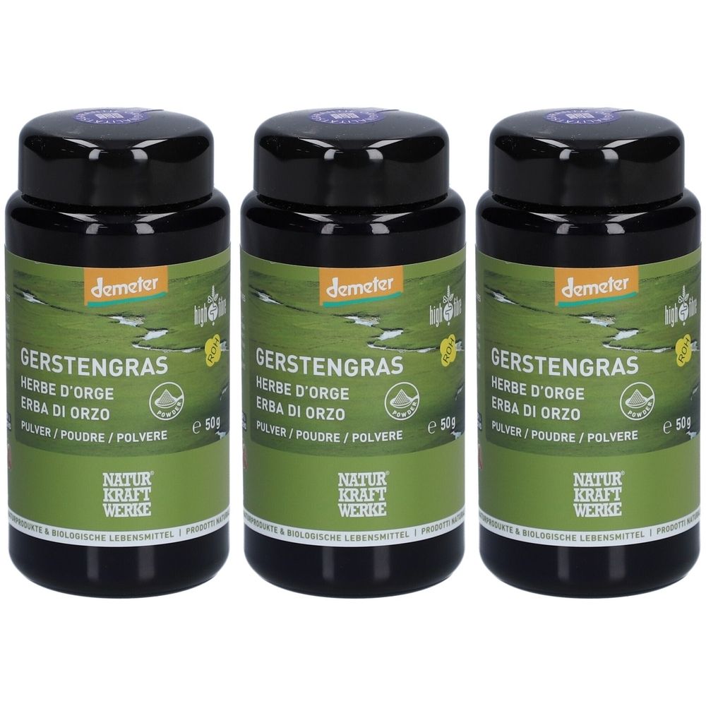 Trois boîtes de poudre d'herbe d'orge. Couvercles noirs, étiquettes vertes avec texte : Gerstengras, Herbe d'Orge, Erba di Orzo, Pulver/Poudre/Polvere. Logo Demeter.