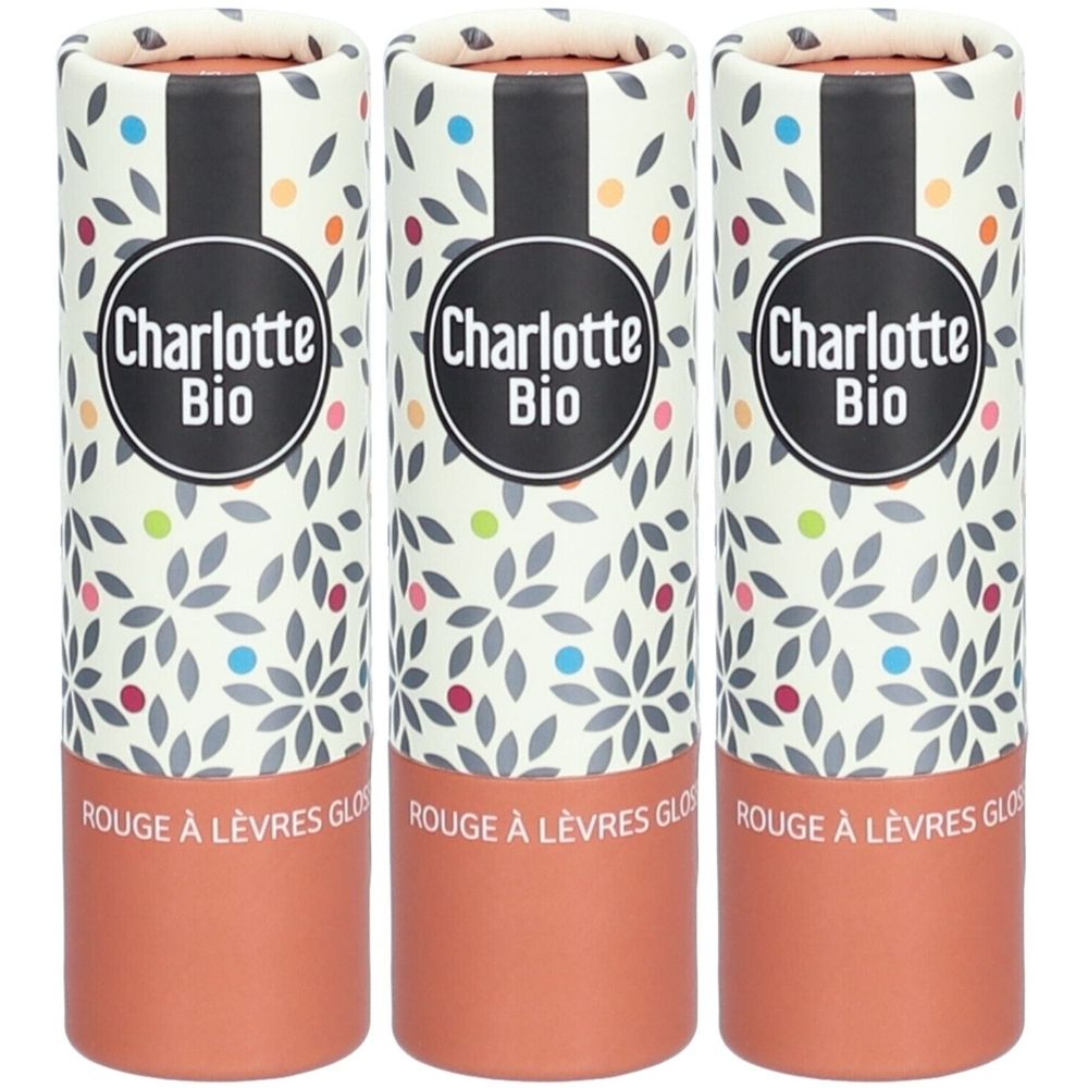 Trois tubes de rouge à lèvres cylindriques. Inscription: Charlotte Bio. Texte: Rouge à Lèvres Gloss. Emballage à motifs floraux et points colorés.