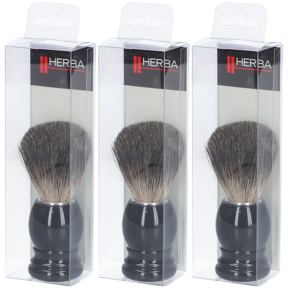 Trois blaireaux dans des boîtes en plastique transparentes. Manches noirs, poils en soie de blaireau. Logo HERBA sur l'emballage.