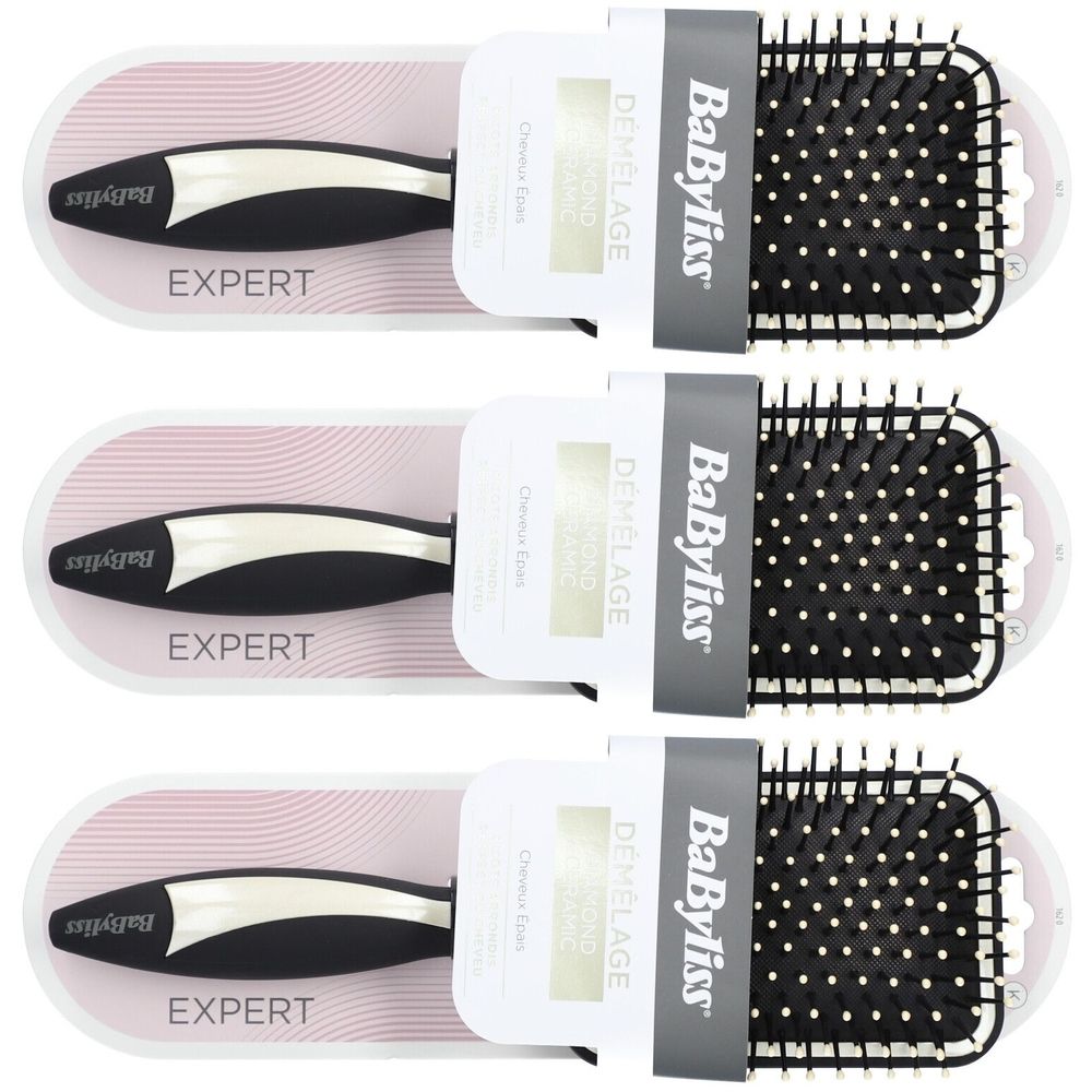Trois brosses à cheveux en emballage. Manche noir, tête grise avec picots blancs. Marque BaByliss, inscription EXPERT.