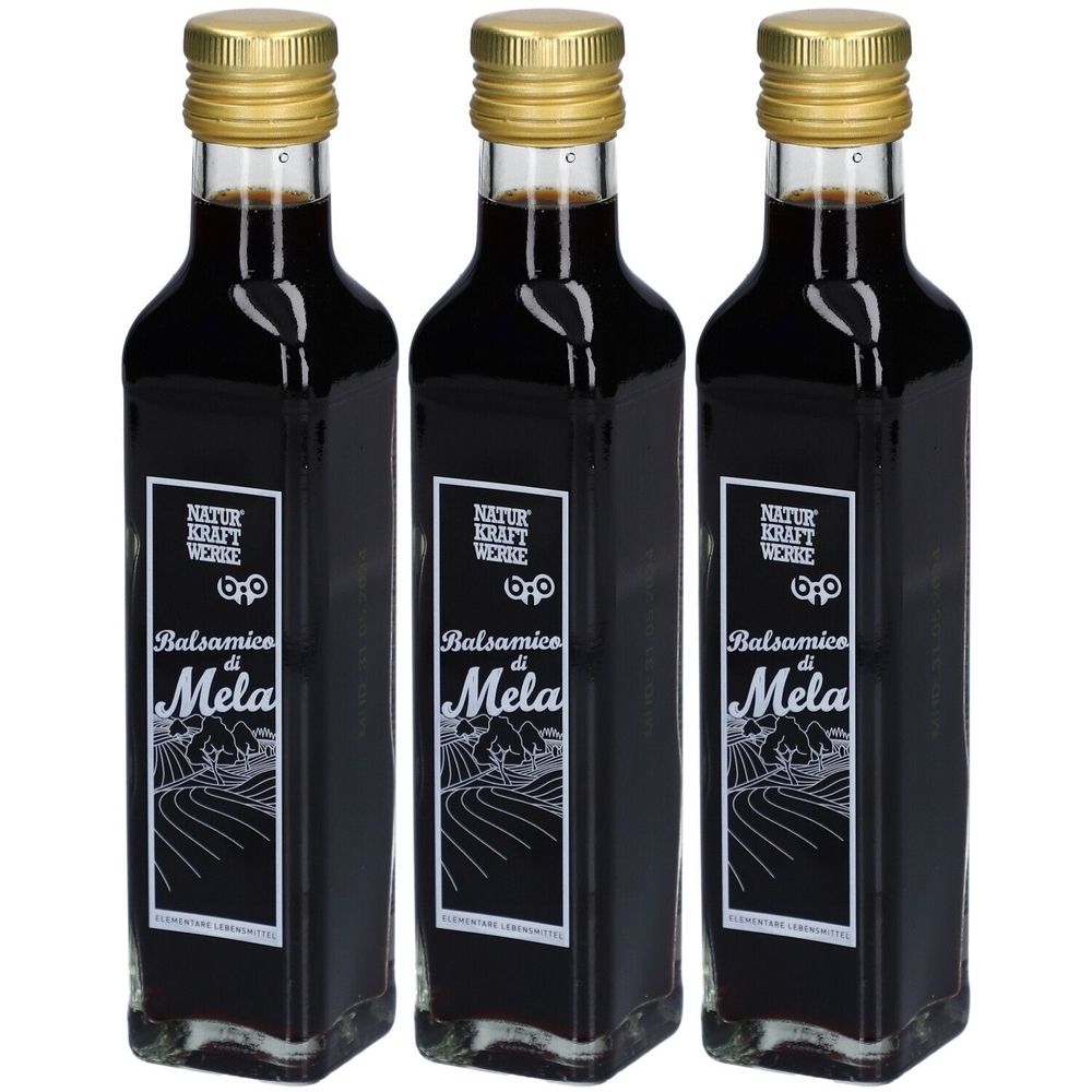 Trois bouteilles de liquide foncé avec des bouchons dorés. Étiquette avec l'inscription "Balsamico di Mela" et logo.