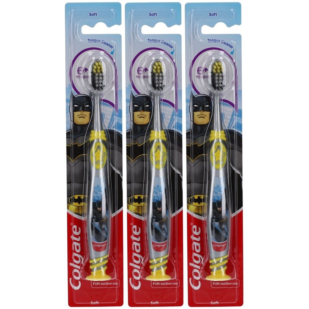 Trois brosses à dents sous blister. Brosses à dents Colgate avec motif Batman. Soies souples, nettoie-langue, pour enfants de 6 ans et plus.