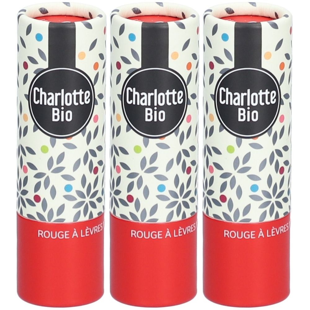 Trois tubes de rouge à lèvres cylindriques. Inscription: Charlotte Bio. Texte: Rouge à Lèvres. Emballage à motifs floraux et base rouge.