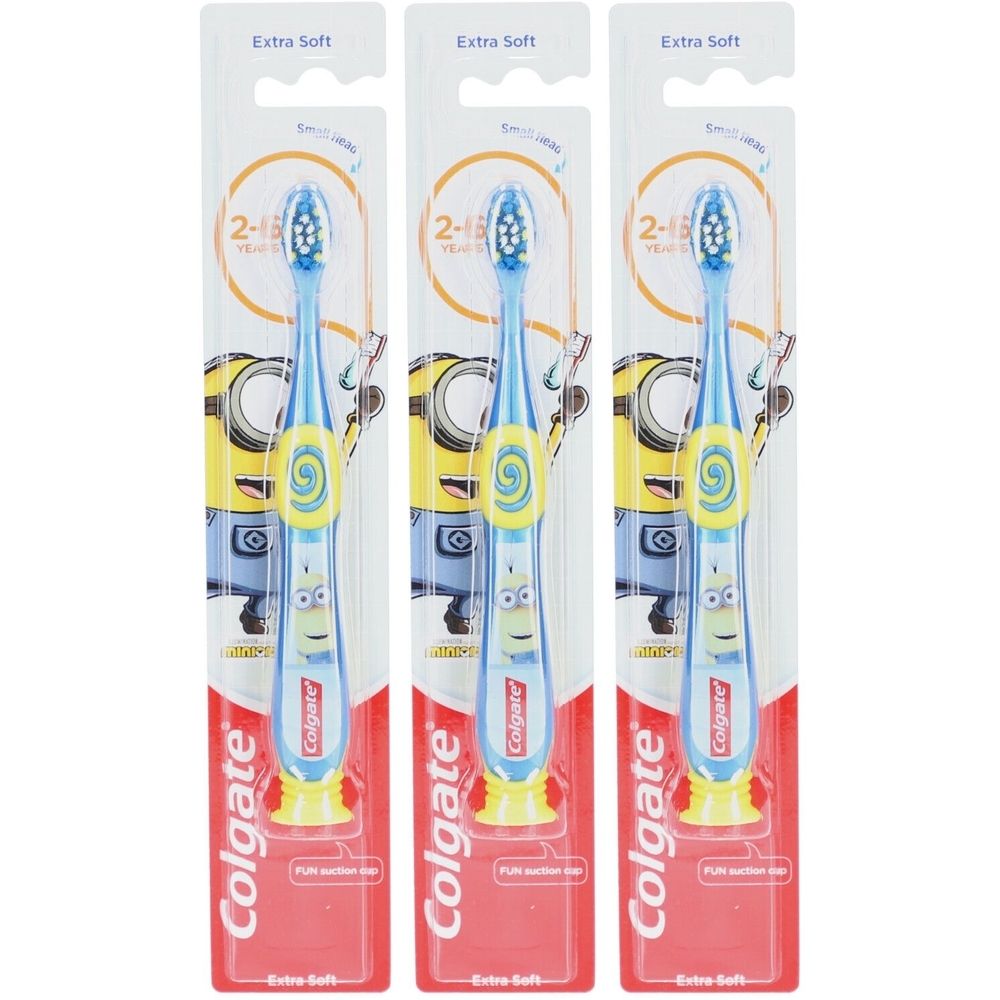 Trois brosses à dents pour enfants dans leur emballage. Soies bleues, manche jaune avec motif Minion. Marque Colgate, 2-6 ans.
