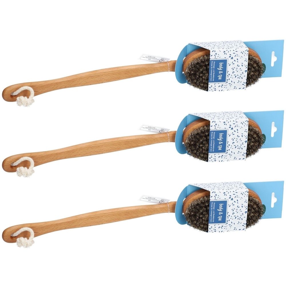 Trois brosses pour le corps avec manche en bois et poils naturels. Chaque brosse a une étiquette en papier.