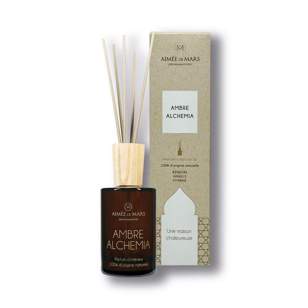 Flacon en verre brun avec bouchon en bois et bâtonnets. Boîte en carton avec informations produit. Marque : Aimée de Mars.